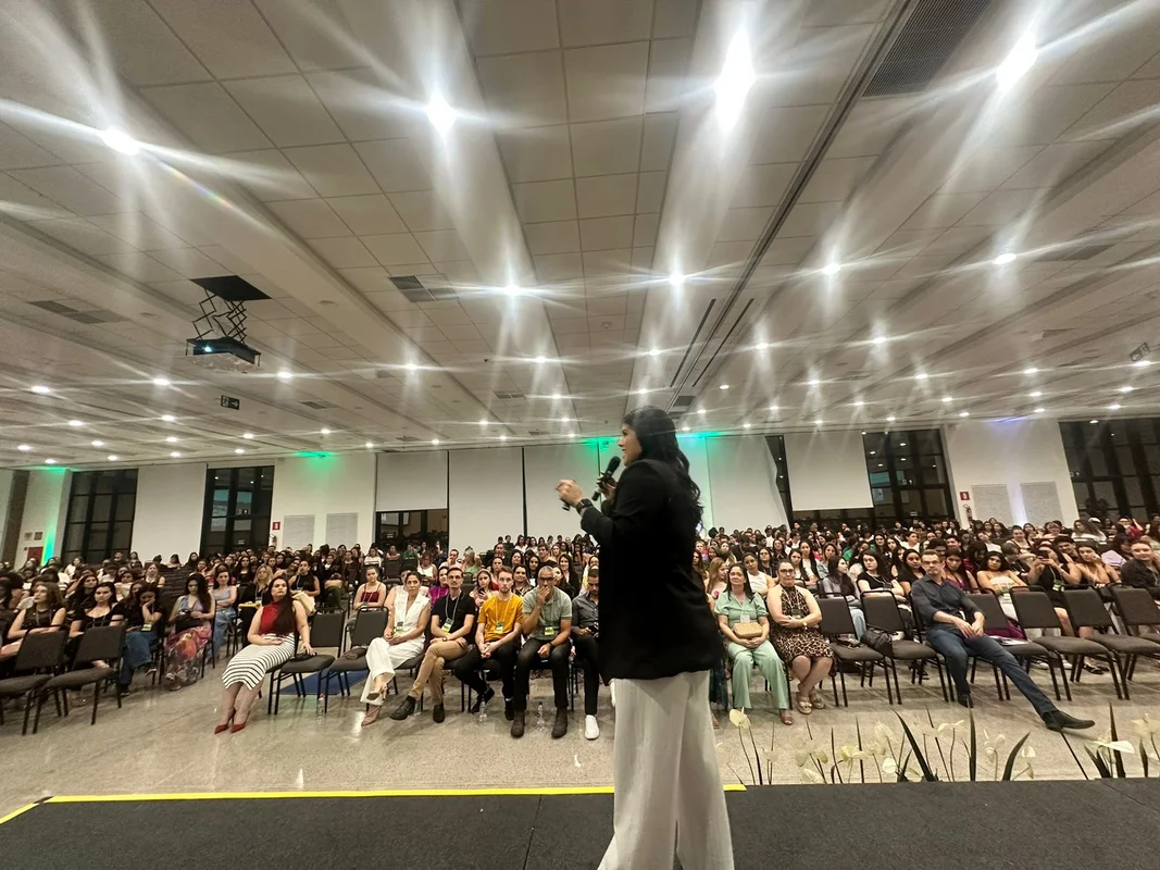 Bianca falando para uma plateia em Patos de Minas
